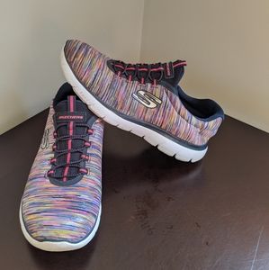 Womens 7.5 Skechers slip on sneakers